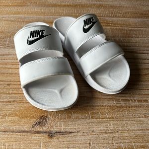 Women’s Nike off court duo slides white